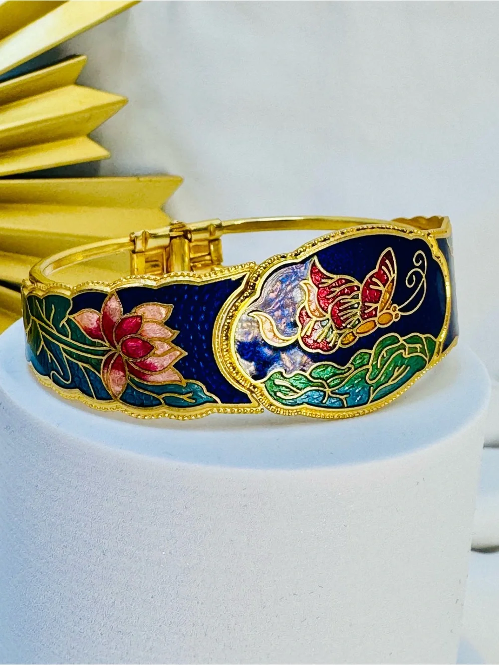 N/A elegant gold